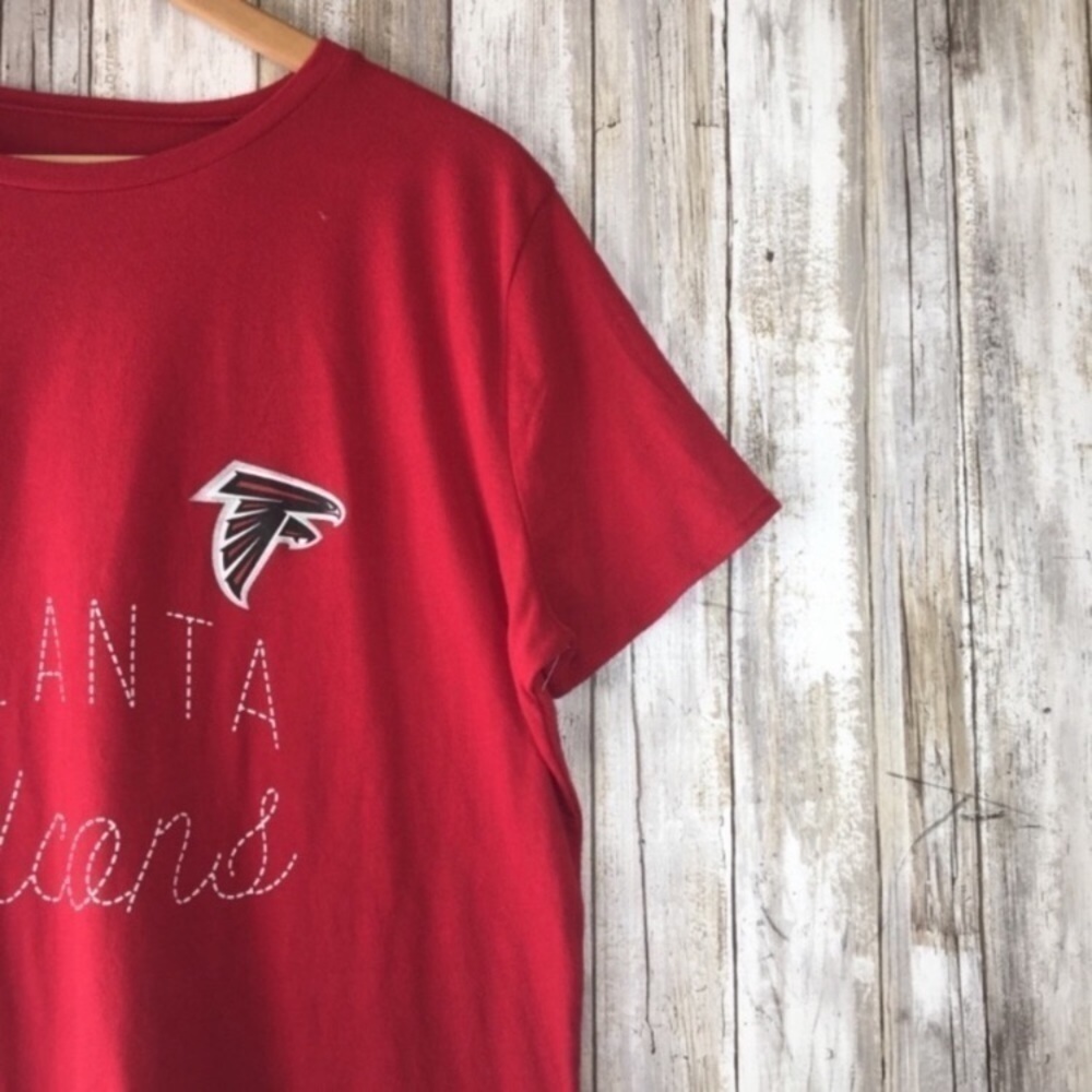 NFL Atlanta Falcons Women’s Large Red Graphic Tee Faux Stitch Football Fan Shirt - Picture 5 of 5